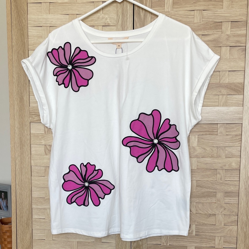 NWT mesh+love Casual White Short-Sleeve Tee with Pink Floral Accents.